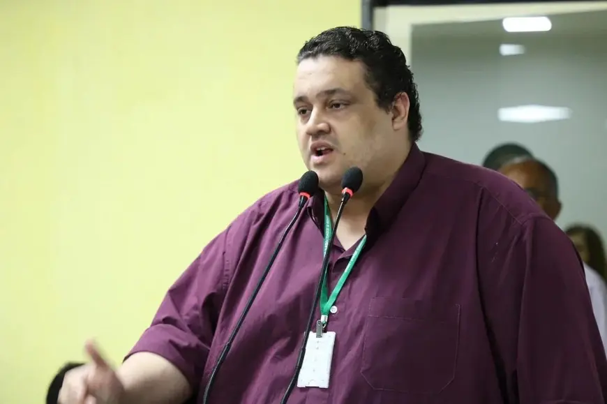 Vereador Thiago Tezzari retorna à Câmara após afastamento judicial por investigação