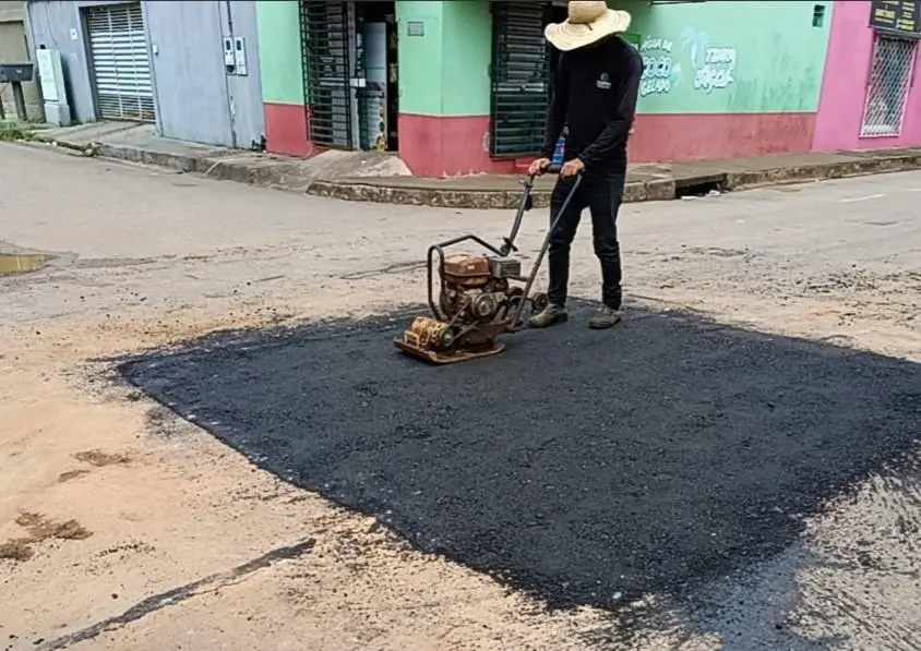 Rua Andreia no Aponião ganha tapa-buraco em obra da prefeitura com apoio de vereador