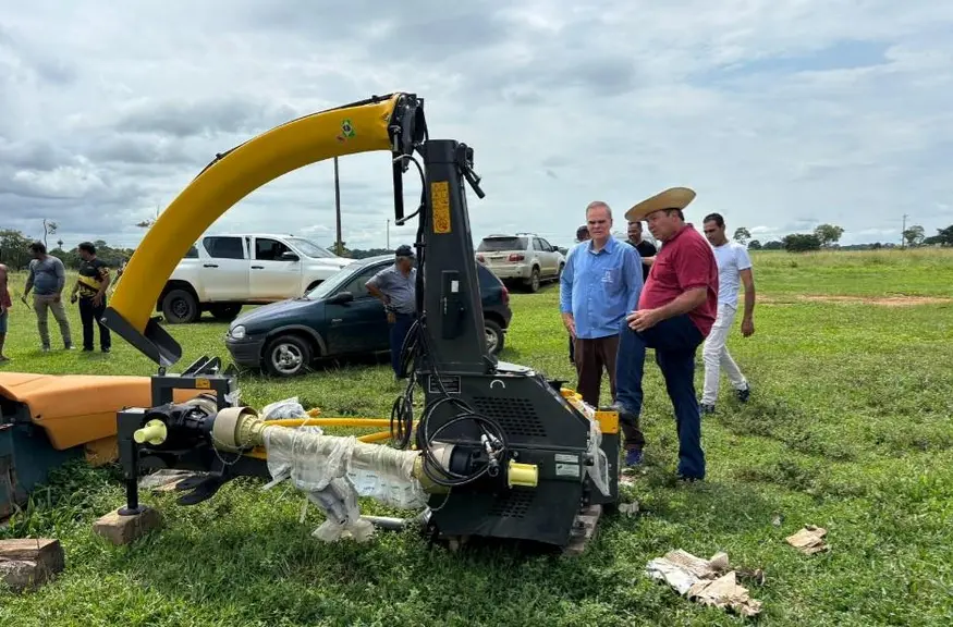 Deputado Alan Queiroz entrega ensiladeira de R$ 119 mil a produtores de Theobroma