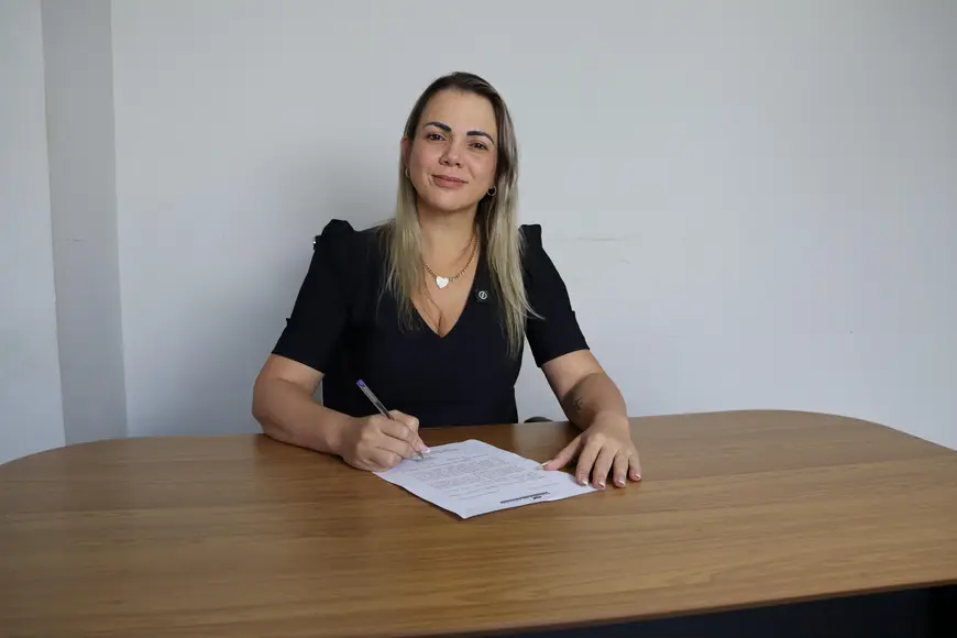 Deputada Cláudia de Jesus cobra cumprimento de lei sobre equipes multiprofissionais nas escolas estaduais