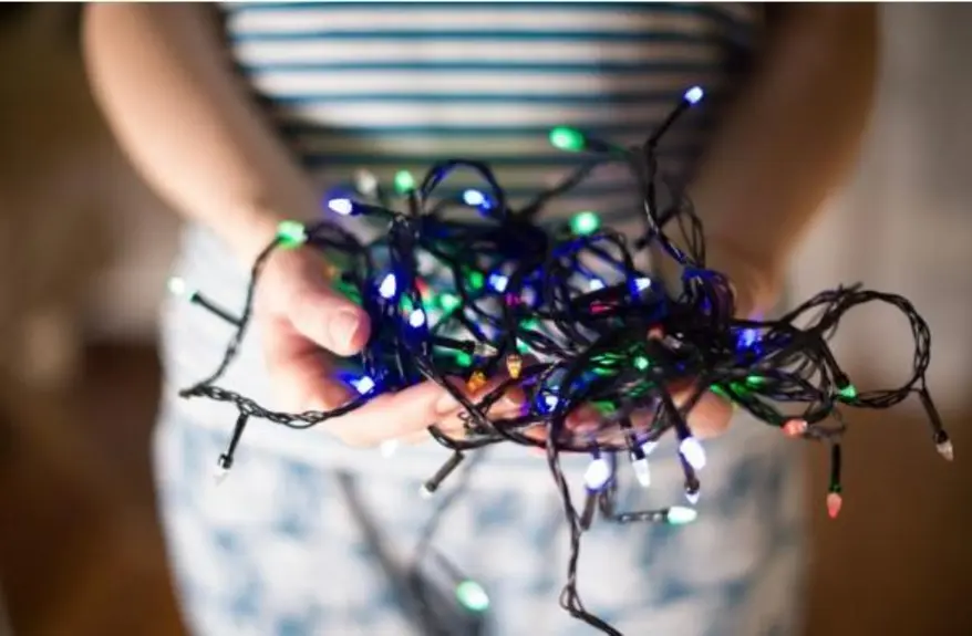 Cuidados na decoração natalina evitam riscos elétricos e acidentes em casa