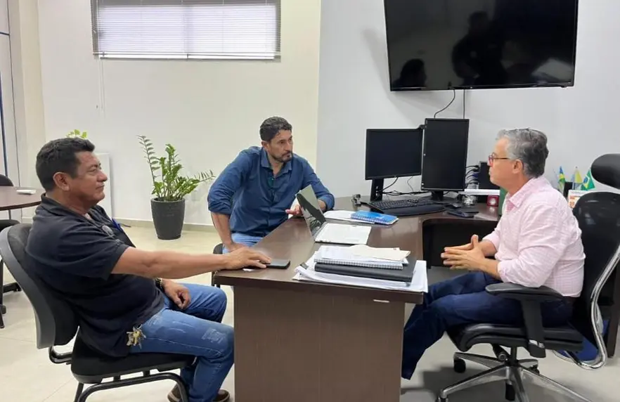 Vereador Márcio Pacele discute regularização dos bairros Jardim Santana em reunião na SEMDEC