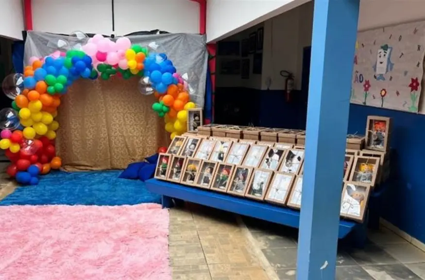 Projeto Pontos que Cooperam entrega bonecos artesanais a crianças em Aripuanã