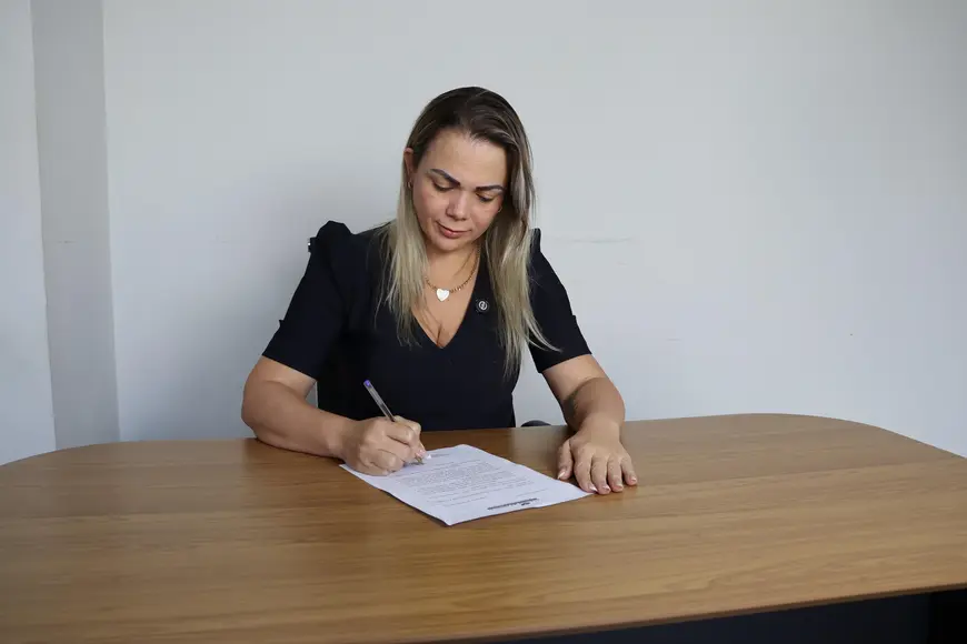 Seringueiras recebe van adaptada para transporte de idosos com emenda parlamentar