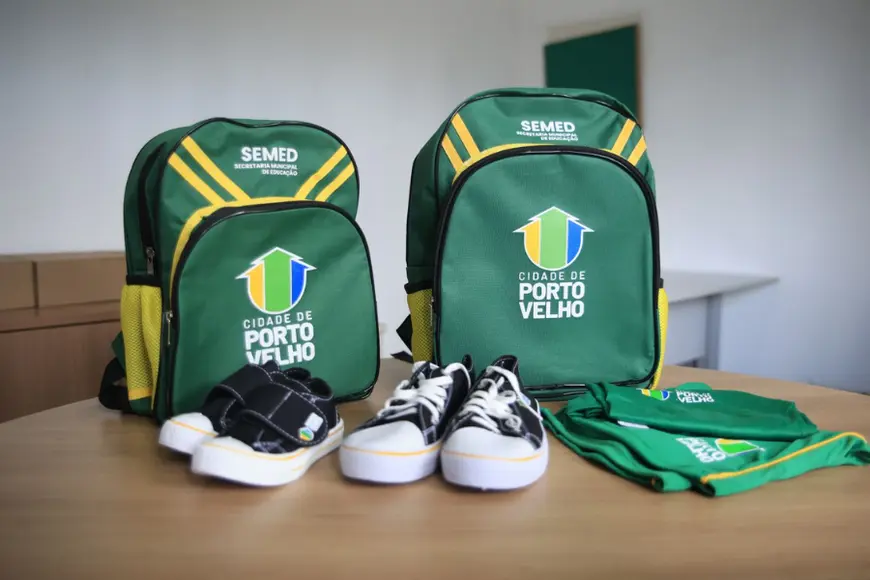 Estudantes da rede municipal de Porto Velho recebem novo uniforme verde em 2026