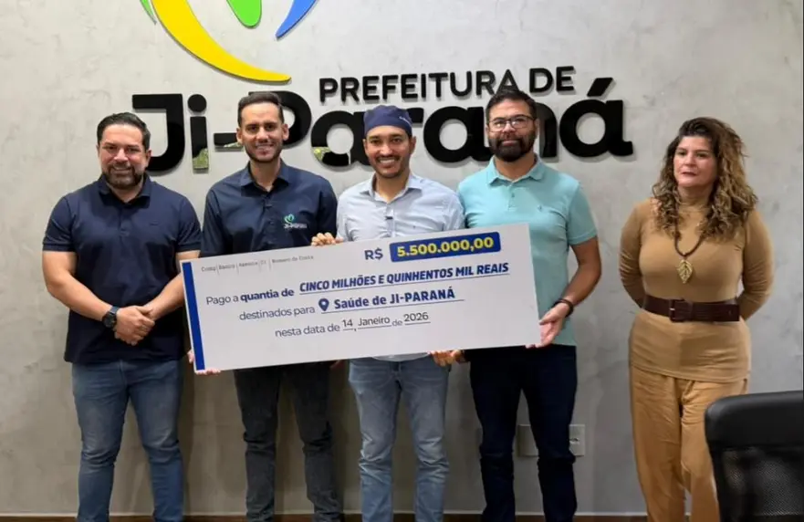 Deputado Dr Fernando Máximo entrega cheque de 55 milhões para saúde em Ji-Paraná