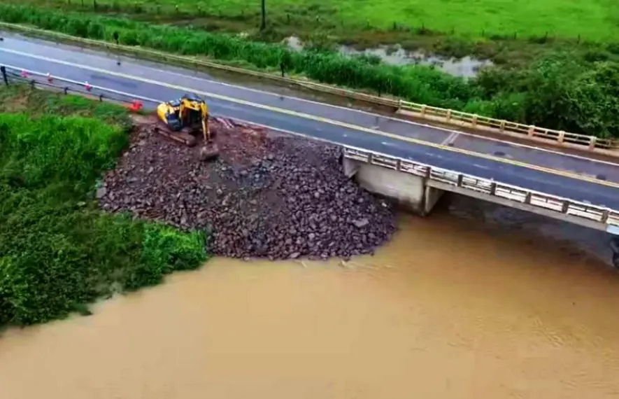 Nova 364 soluciona erosão em ponte do Riozinho e restabelece tráfego imediato