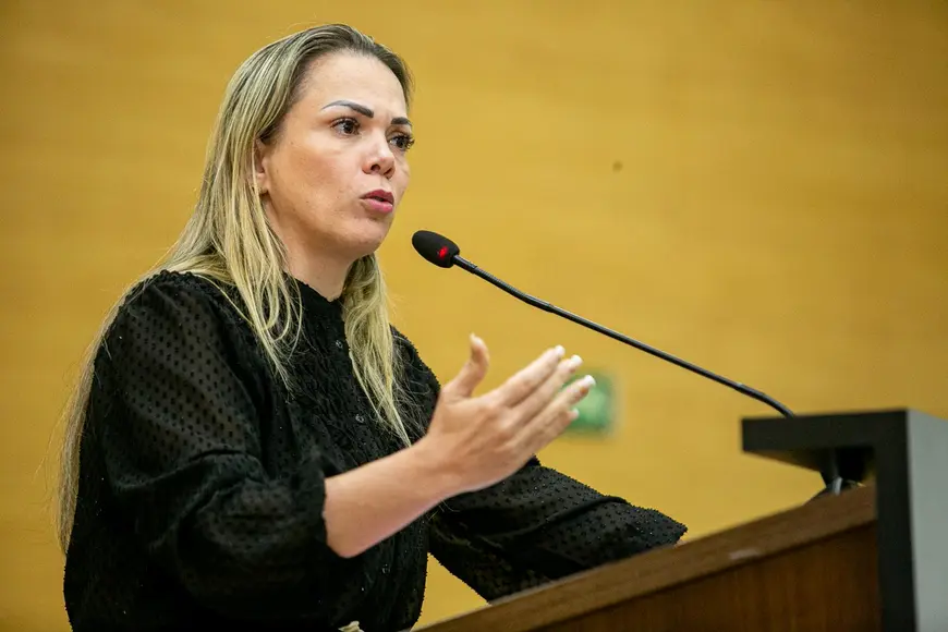 Cláudia de Jesus celebra sanção de lei que restabelece benefícios a servidores