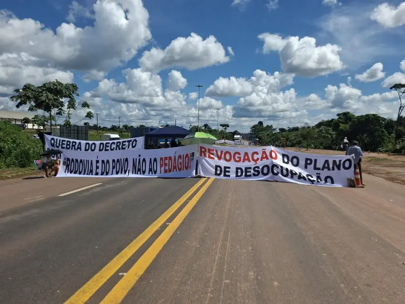 Produtores rurais interditam BR-364 em protesto por acordo não cumprido
