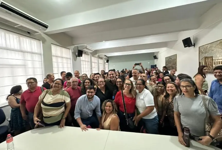 Servidores do Grupo Administrativo agradecem prefeito por reforma municipal