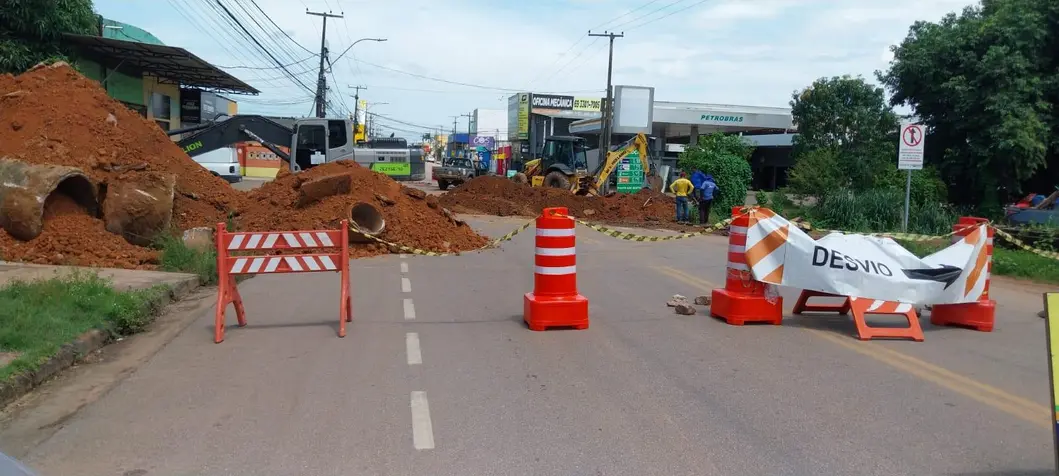 Trecho da Avenida Calama em Porto Velho interditado para obras de drenagem