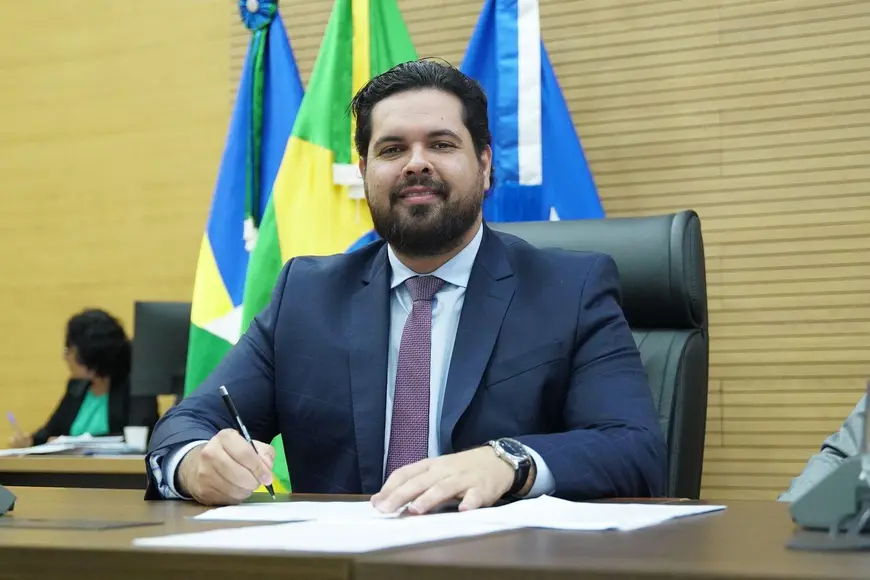 Deputado Jean Oliveira lidera enquete de reeleição com 53 dos votos