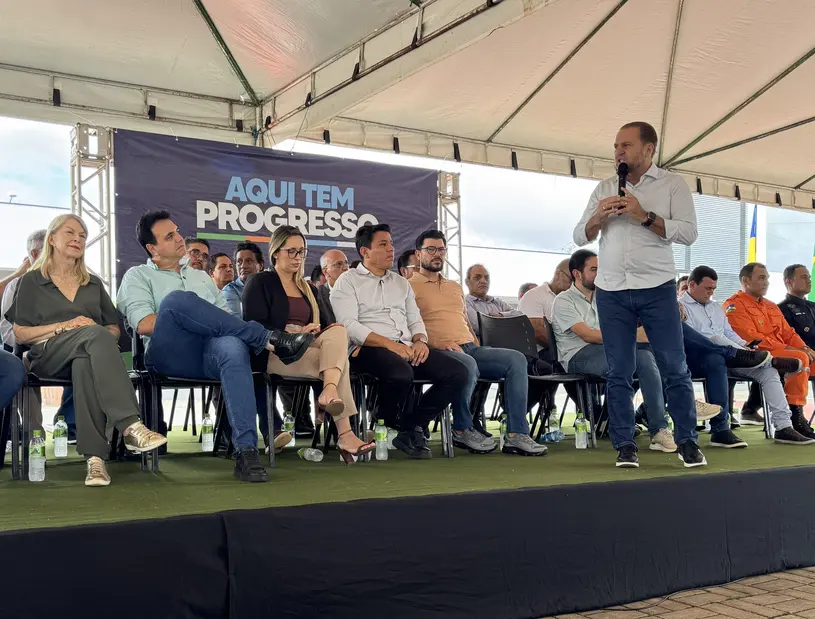 Deputado Cirone Deiró elogia prefeito Adailton Fúria durante inauguração da Prefeitura de Cacoal