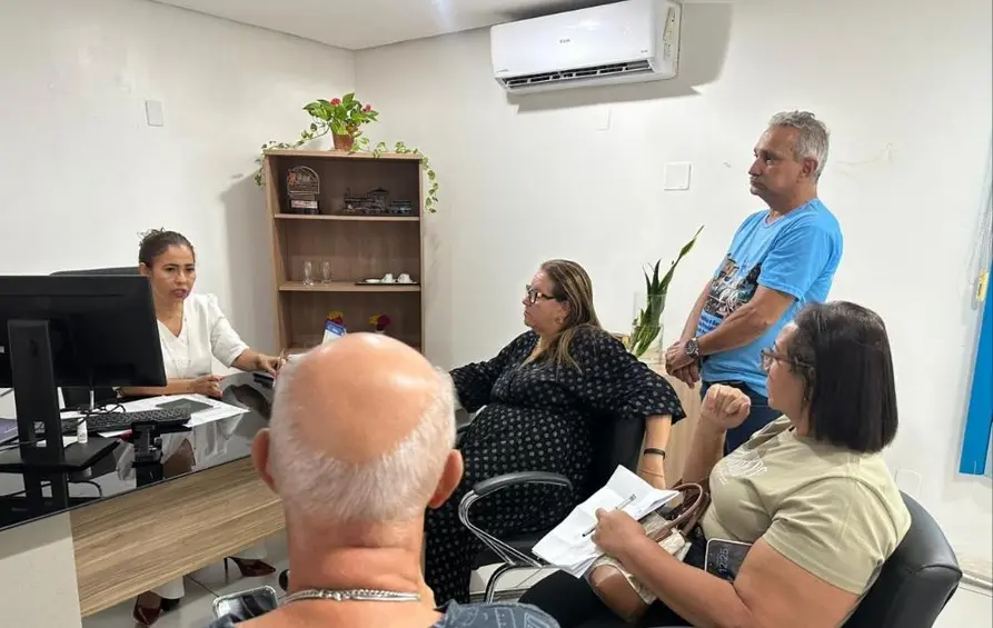 Vereadora Ellis Regina cobra melhorias no atendimento do IPAM em reunião