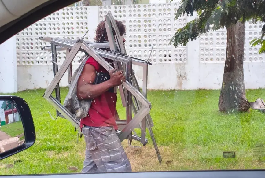 Homem em situação de rua é flagrado roubando esquadrias em prédio do INSS