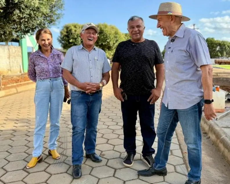 Senador Confúcio Moura entrega laboratório de informática e vistoria obras em Cacaulândia