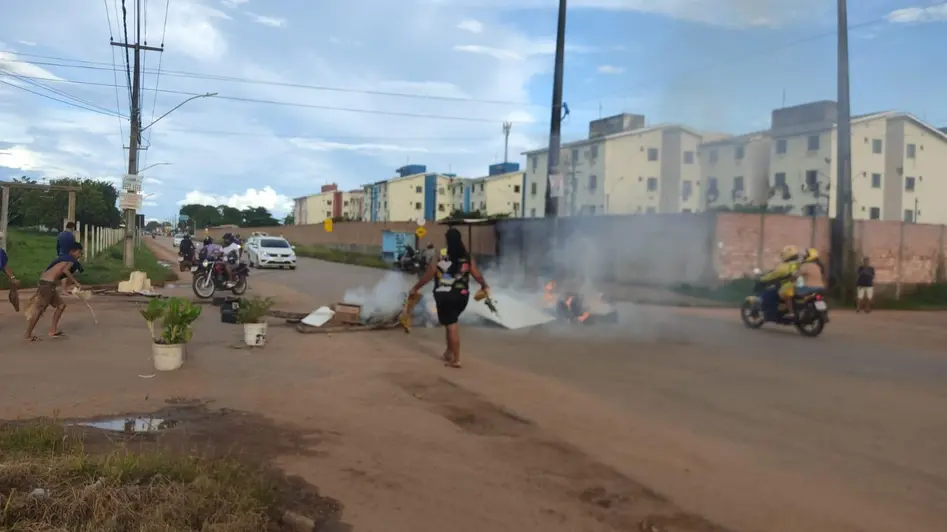 Manifestantes protestam por falta de água em Porto Velho nesta quinta-feira