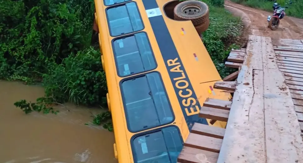 Acidente com ônibus escolar em Porto Velho deixa motorista e monitor ilesos
