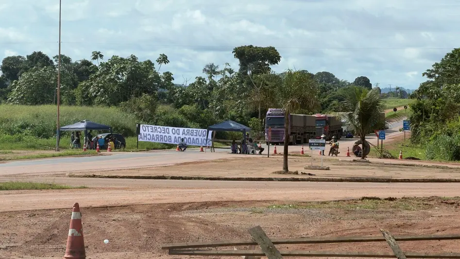 Manifestantes fecham BR-364 em Cujubim desrespeitando decisão judicial