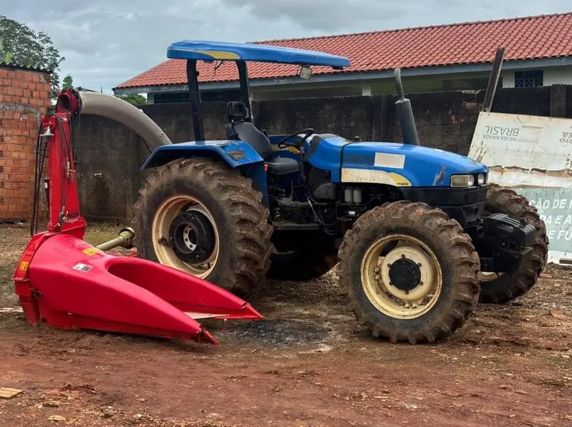 Alan Queiroz entrega ensiladeira a produtores de Nova União