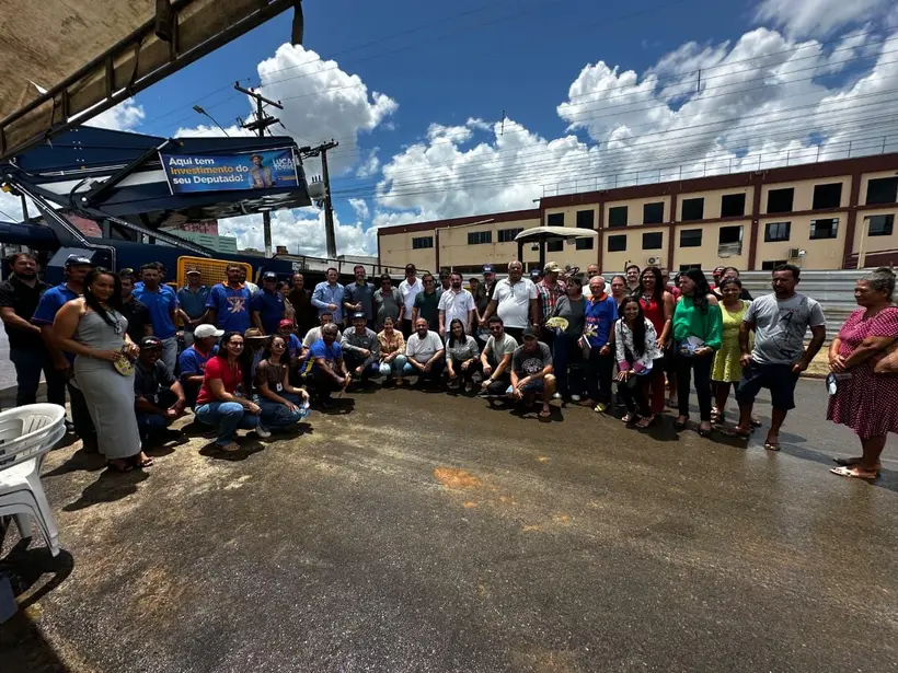 Buritis recebe recolhedora de café e implementos rurais