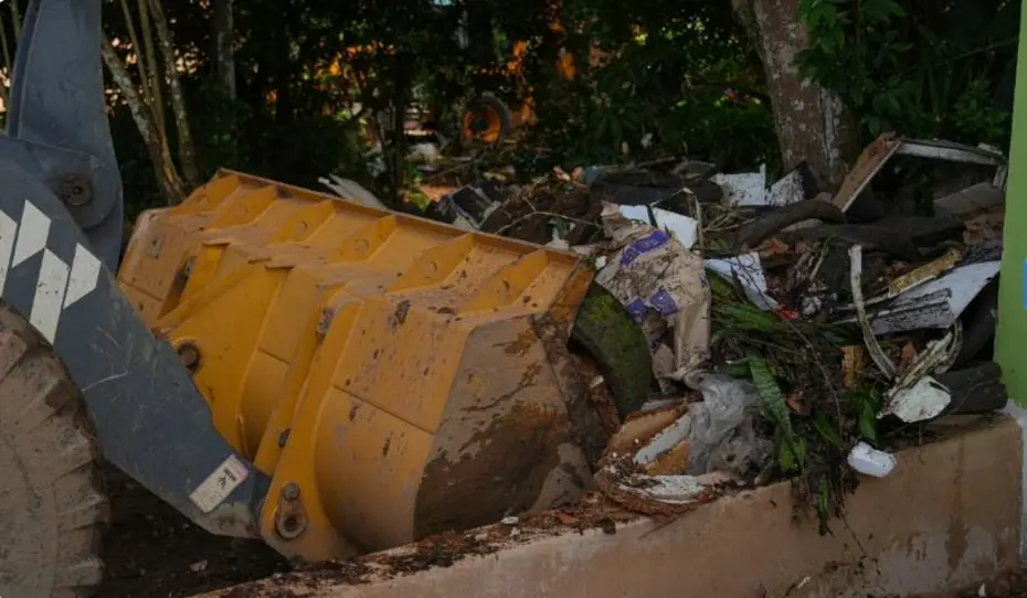 Prefeitura limpa terreno usado como lixão no bairro Areia Branca