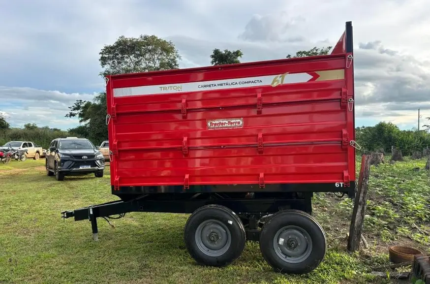 Alan Queiroz entrega carreta e ensiladeira a produtores Ji Parana