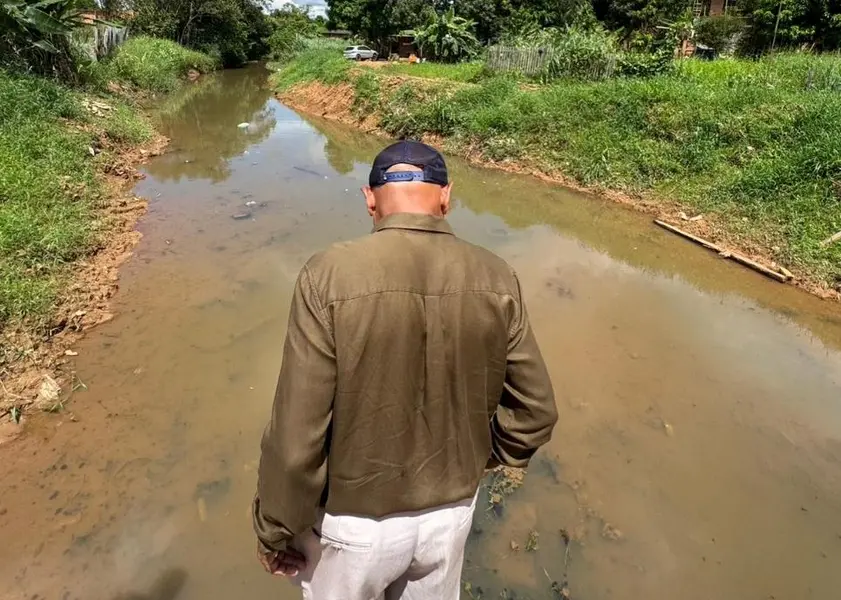 Vereador Evanildo exige pavimentacao e limpeza da Rua Londres