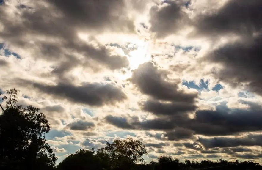 Quinta com sol e calor e pancadas de chuva isoladas em Rondônia