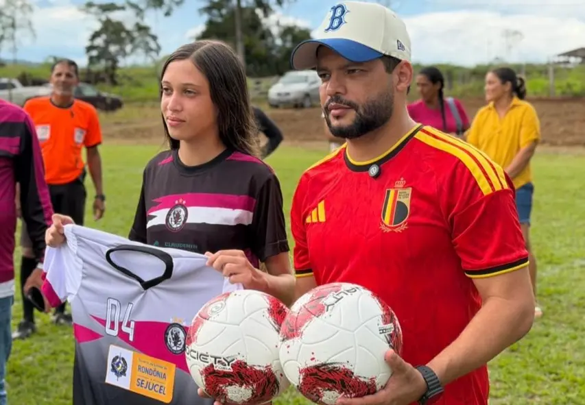Edevaldo Neves entrega materiais e uniformes femininos em Mirante da Serra