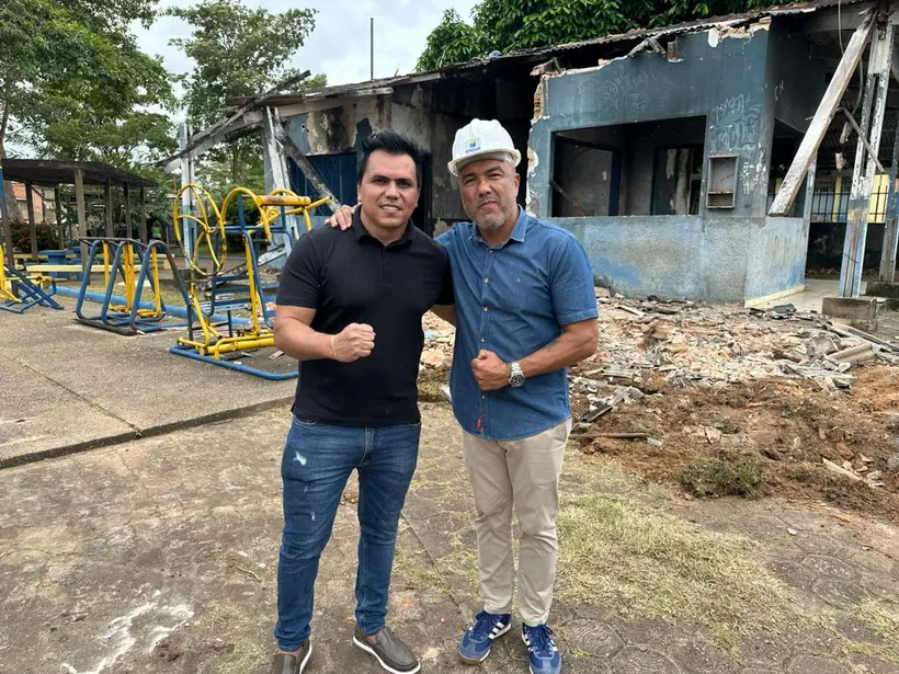 SEINFRA SEMA EMDUR demolam box da PM e iniciam limpeza da praça