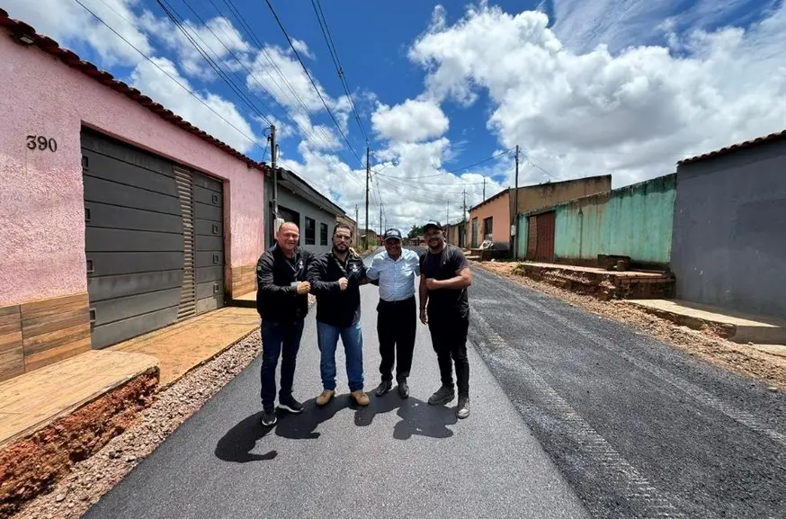 Vereador Pastor Evanildo acompanha obras de pavimentacao no Monte Sinai
