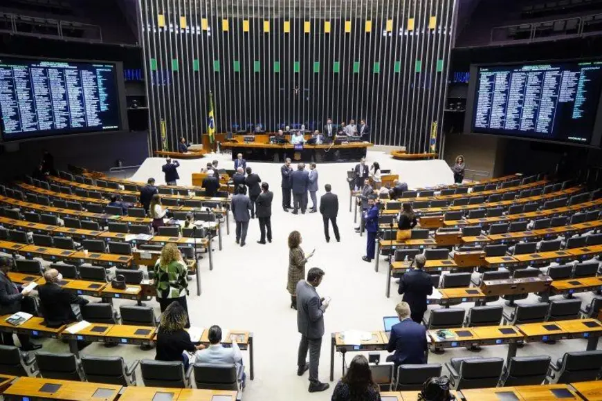 Janela partidária redesenha bancadas da Câmara e fortalece PL
