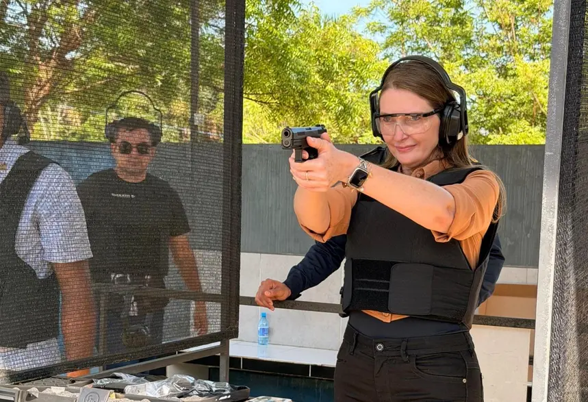 Lebrinha entrega carabinas e pistolas a PM do eixo BR 429