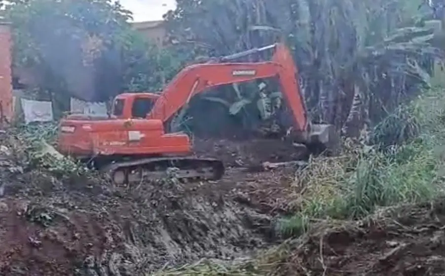Seinfra limpa canal da Bandonion em Castanheira e evita alagamentos