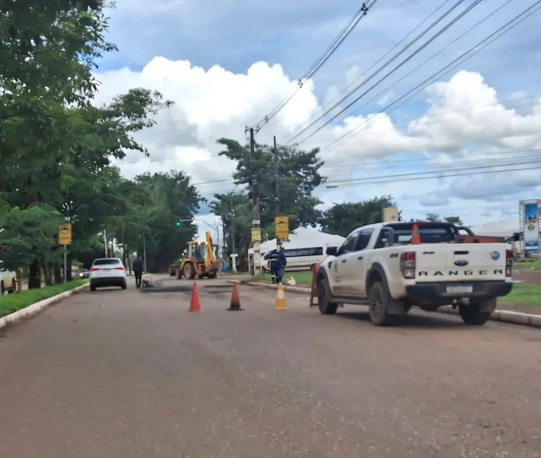 Seinfra tapa buracos na Av Imigrantes entre Rio Madeira e Guapore