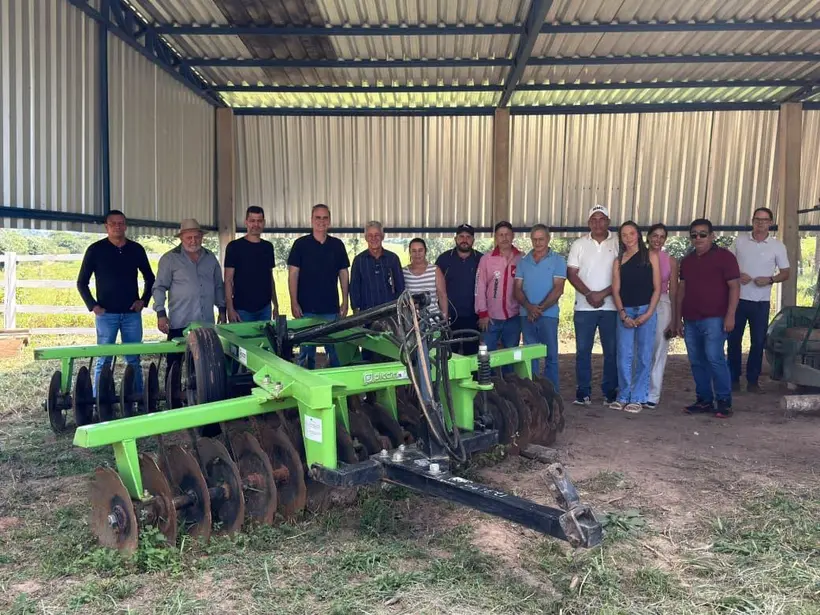 Alan Queiroz entrega grade niveladora a produtores da Linha 15