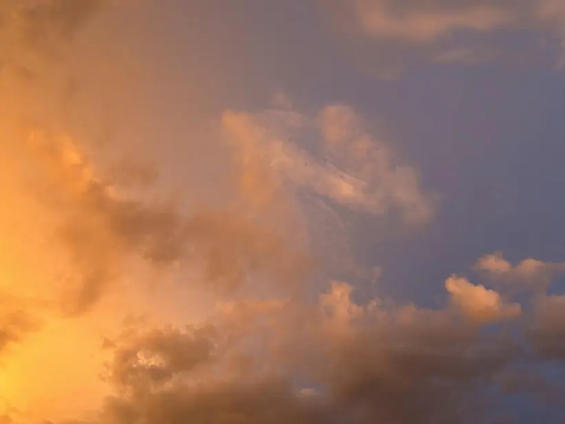 Rondônia com calor e tempo parcialmente nublado e chuva isolada