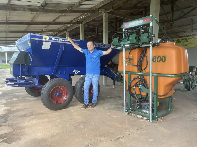 Cirone Deiró entrega maquinário e placas solares a agricultores