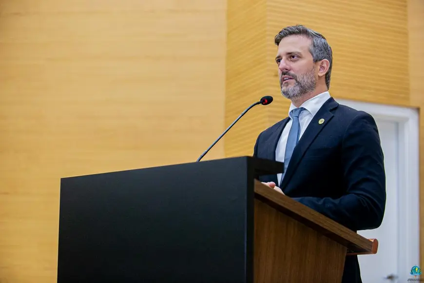 Delegado Lucas Torres entrega 4 mil kits escolares em Buritis
