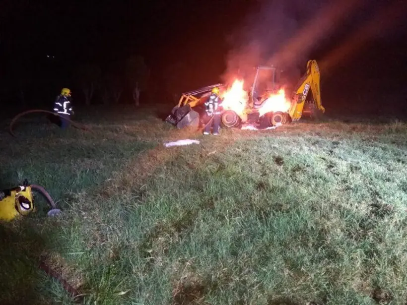 Incêndio criminoso destrói maquinário DER em Ministro Andreazza