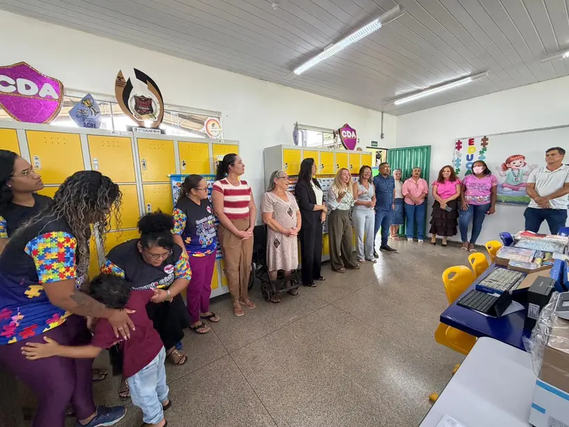 Ieda Chaves entrega tablets e materiais a escola em Candeias
