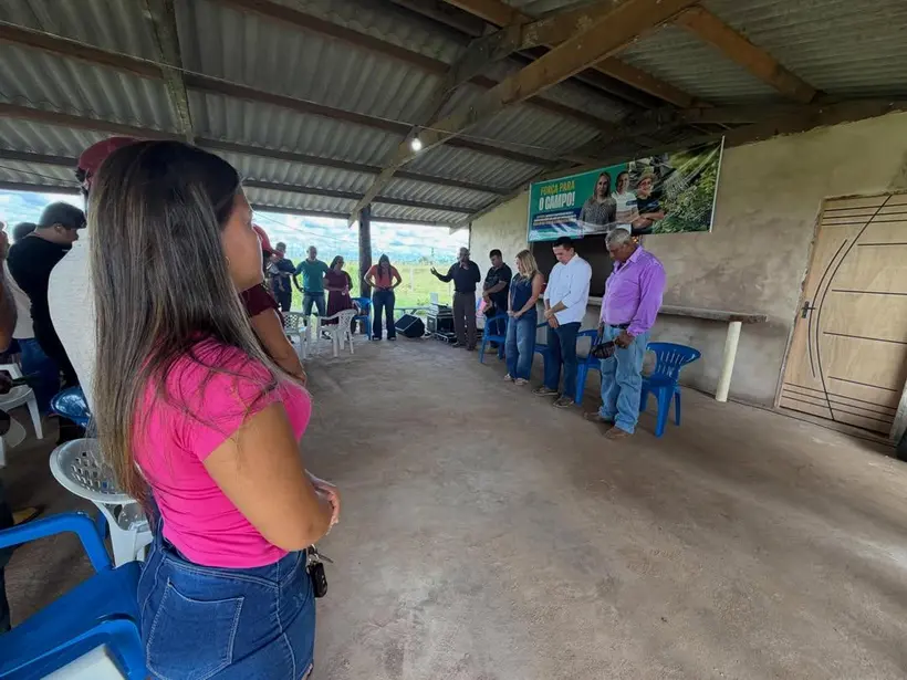 Ieda Chaves entrega trator de 350 mil ao distrito União Bandeirantes