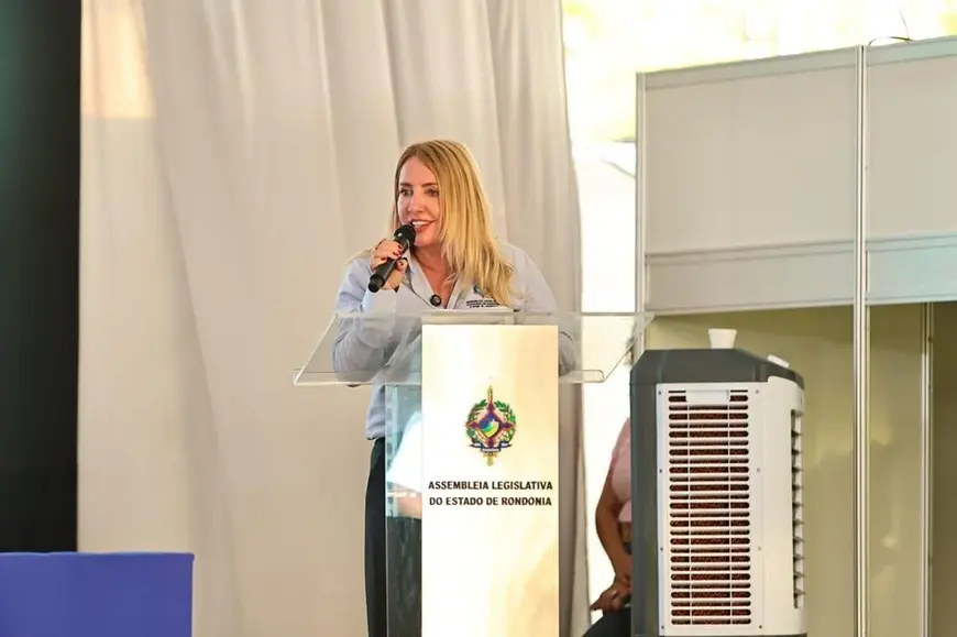 Ieda Chaves entrega títulos a mulheres na Rondônia Rural Show em Ji Paraná