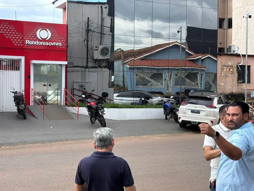 Vereador Combate intimida Rondoniaovivo em frente ao jornal