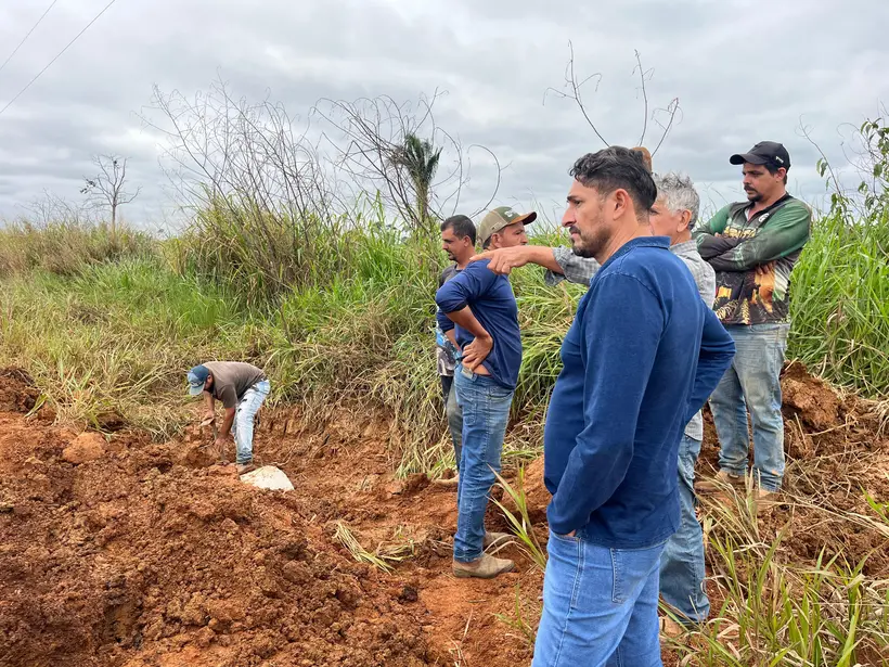 Vereador Pacele acompanha obra de cinco bueiros no Ramal Linha 1