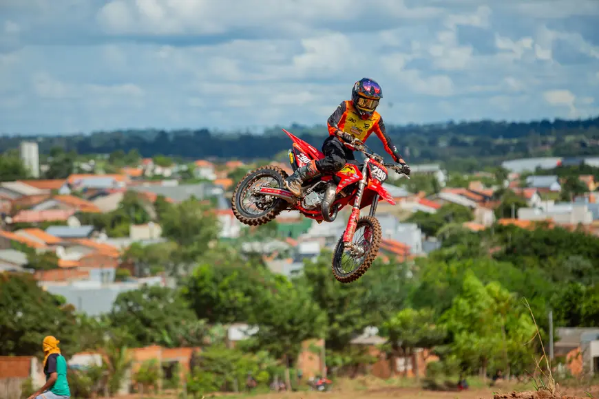 Ualison Machado vence 3a etapa do MX Regional Sul em Seringueiras