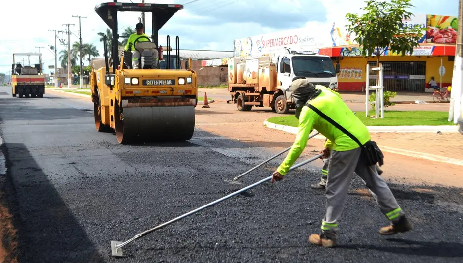 Ezequiel Neiva vistoria obras de recapeamento em Cerejeiras