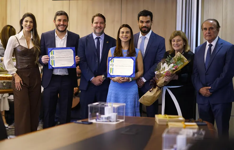 Assembleia de Rondônia homenageia Maurício e Mariana Carvalho
