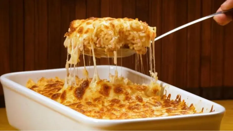 Arroz de forno a parmegiana com molho de tomate e queijo